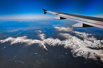 Fototapeta premium Looking through window aircraft during flight in wing with a nice blue sky