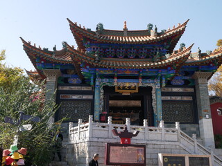 Obraz premium An interesting Chineses ancient building with beautiful exterior in Guandu Ancient town, Khunming, China 