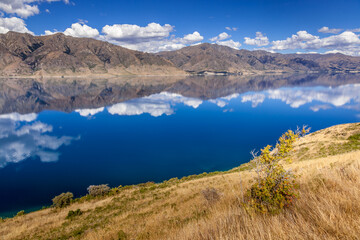 Scenic view of Lake Hawea and distant mountains
