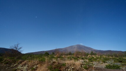 月夜に照らされる山