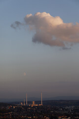 Der Mond über einem Kohlekraftwerk