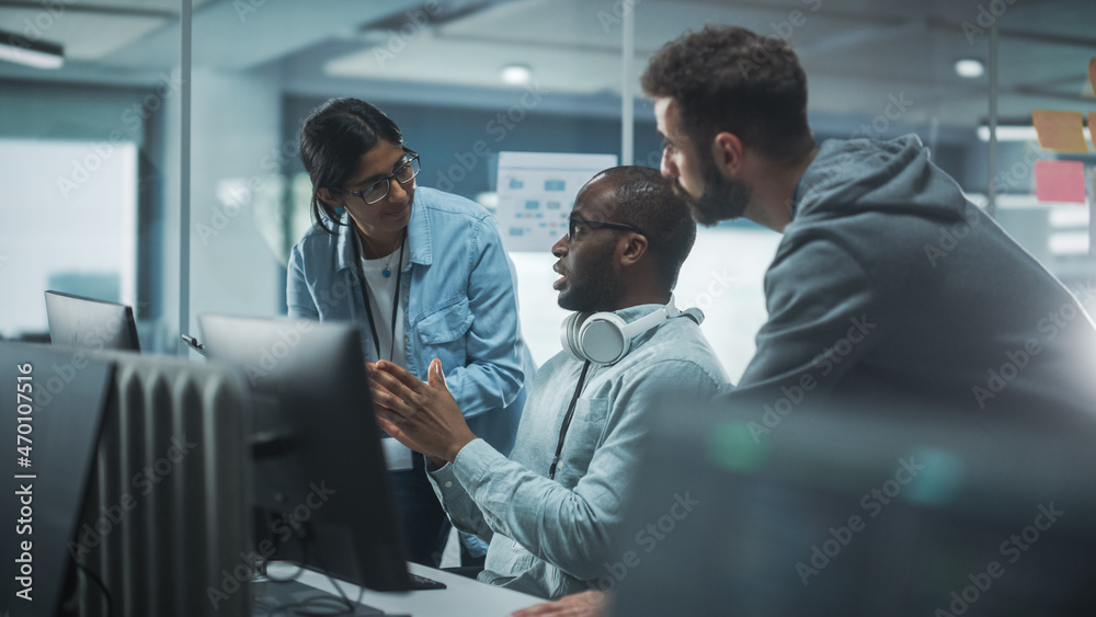 Poster Diverse Group of Professionals Meeting in Modern Office: Energetic and Enthusiastic IT Programmers Use Computer Together, Talk Strategy, Discuss Planning. Software Engineers Develop Inspirational App