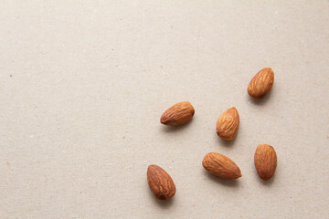 俯瞰のいくつかのアーモンドとグレーのテクスチャのある背景とコピースペース