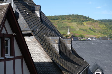 Blick auf einen Kirchturm an der Mosel