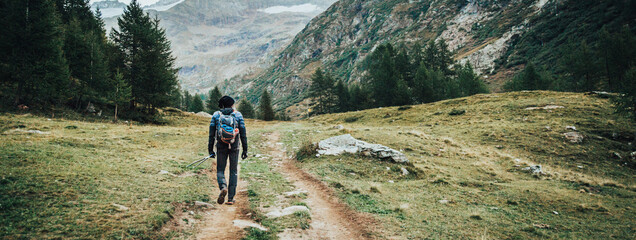 Uomo che cammina in natura. Trekking e escursione in montagna.