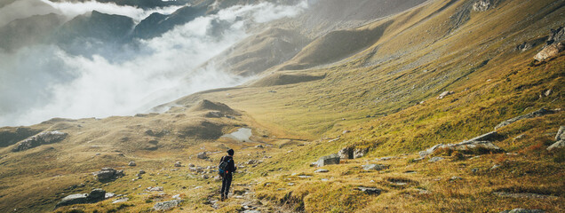 Uomo che cammina in natura. Trekking e escursione in montagna.