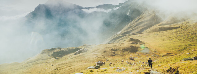 Uomo che cammina in natura. Trekking e escursione in montagna.