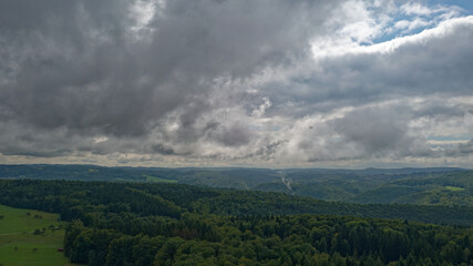 Dichte Regenwolken überm Land