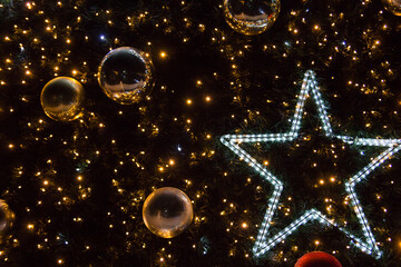 Obraz premium Decorated Christmas tree with a bright star, shining lights and toys