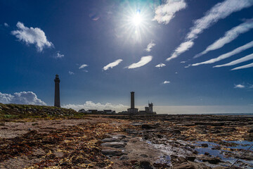 Obraz premium Frankreich, Bretagne, Finistere, Leuchtturm, Phare d'Eckmühl, seltene Wolkenformation über dem Leuchtturm