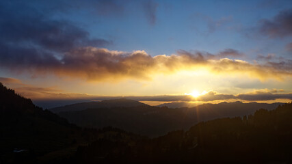 Fototapeta na wymiar Sonnenuntergang in den Alpen