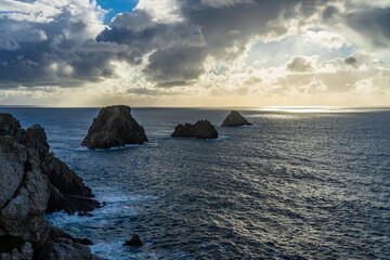 Frankreich, Bretagne, Finistere, Halbinsel Crozon, Gewitterstimmung an der Pointe du Pen Hir, Felsen und Klippen mit Himmelstor