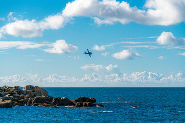 Frankreich, Bretagne, Finistere,Flugzeug über der Pointe de Trévignon; französisches Seepatroullen-Flugzeug Breguet Atlantik ATL-2 - obrazy, fototapety, plakaty