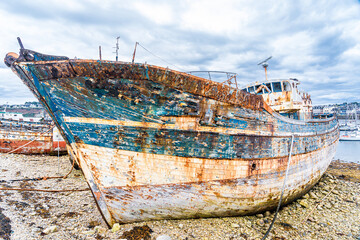 Fototapeta na wymiar Schiffsfriedhof für Fischerboote, Frankreich, Bretagne, Finistère, abgewrackte Fischerboote im Hafen von Camaret, Halbinsel Crozon