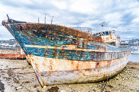 Schiffsfriedhof f&uuml;r Fischerboote, Frankreich, Bretagne, Finist&egrave;re, abgewrackte Fischerboote im Hafen von Camaret, Halbinsel Crozon