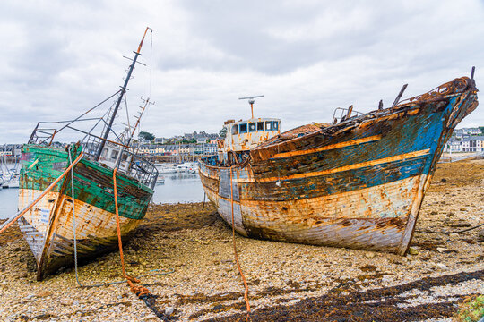Schiffsfriedhof, Frankreich, Bretagne, Finist&egrave;re, abgewrackte Fischerboote im Hafen von Camaret, Halbinsel Crozon