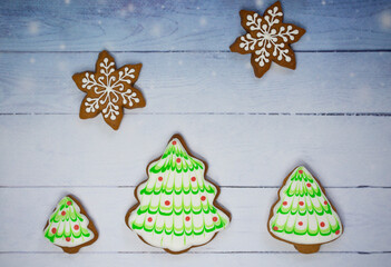 gingerbread christmas tree with stars  on new year backgrouds, sweet ginger bisciuts