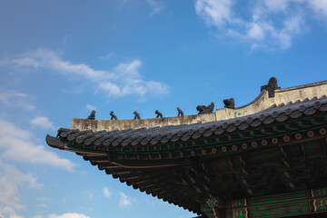 한국의 전통 가옥 창덕궁 고궁 처마의 취두, 용두, 잡상 어처구니 장식품 - obrazy, fototapety, plakaty