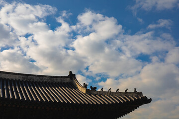 Fototapeta na wymiar 한국의 전통 가옥 창덕궁 고궁 처마의 취두, 용두, 잡상 어처구니 장식품