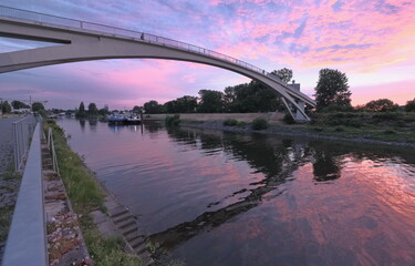 Sonnenuntergang an der Fußgängerbrücke am Rhein in Köln Mülheim. 