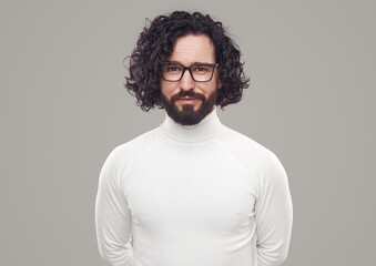 Obraz premium Smiling hipster in glasses in studio