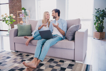 Obraz premium Full body photo of cheerful couple communication decide choice film movie use laptop quarantine indoors