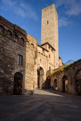 Fototapeta premium Geschlechtertürme, San Gimignano, Toskana, Italien bei Himmel mit Wolken und Sonne und Schatten.