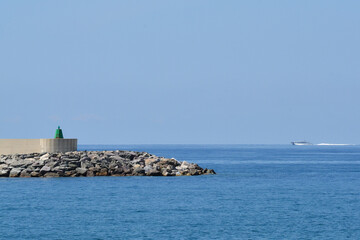 Fototapeta na wymiar Una barca a motore solca il Mar Ligure a Chiavari, in provincia di Genova.