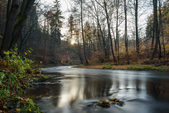 Flu&szlig;, Schwarza in Th&uuml;ringen im Schwarzatal, Herbst mit Sonnen , Himmel Wolken und B&auml;umen, Langzeitbelichtung