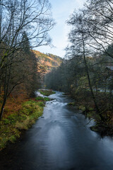 Fluß, Schwarza in Thüringen im Schwarzatal, Herbst mit Sonnen , Himmel Wolken und Bäumen, Langzeitbelichtung