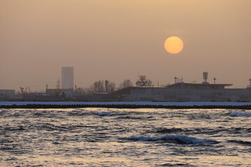 黄砂の中に沈む夕陽