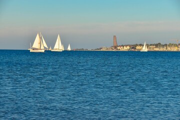 Fototapeta premium Segelboote auf der Kieler Förde mit Blick auf Laboe