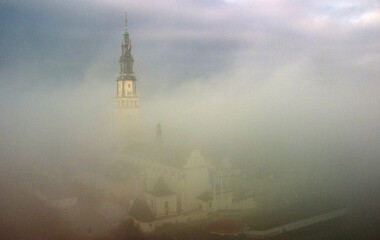 Klasztor na Jasnej G&oacute;rze skryty w mgle - zdjęcie lotnicze.