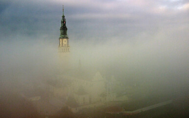 Klasztor na Jasnej Górze skryty w mgle - zdjęcie lotnicze. - obrazy, fototapety, plakaty