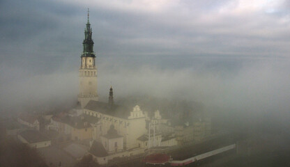 Klasztor na Jasnej Górze skryty w mgle - zdjęcie lotnicze.
