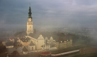 Klasztor na Jasnej G&oacute;rze skryty w mgle - zdjęcie lotnicze.