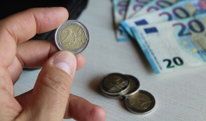 Monete da 2 euro su banconote da 20 euro
