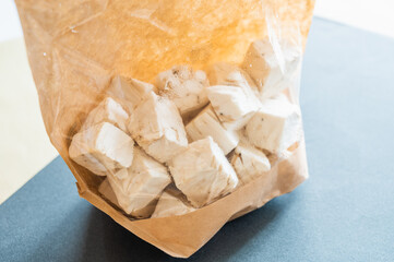 袋に入った角切りのしめじ株　