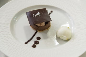 Assiette de dessert au chocolat et sa glace citron