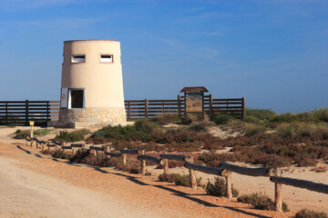 Obraz premium Observatorio de aves en el Parque Regional Salinas y Arenales de San Pedro del Pinatar (Murcia-España), en la costa del Mediterráneo.