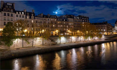 Fototapeta na wymiar Immeubles en bord de quai de Seine sur l'île de la Cité