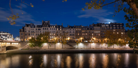Fototapeta na wymiar Immeubles en bord de quai de Seine sur l'île de la Cité