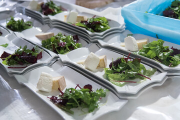 Assiettes de fromages et salade - dressées par un traiteur