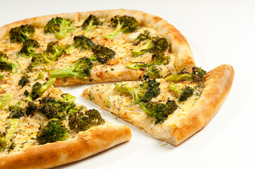 .Broccoli pizza seasoned with garlic and chicken with tomato sauce. Brazilian pizza