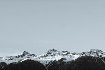 Czarno biały krajobraz gór w zimę - obrazy, fototapety, plakaty