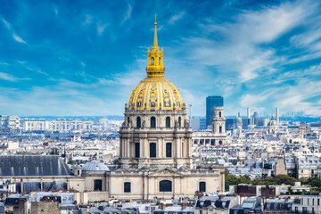 Fototapeta na wymiar Cúpula dorada monumento los inválidos donde está enterrado Napoleón Bonaparte en Paris, Francia