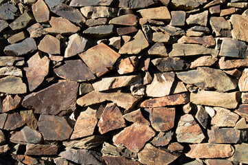 Pared de piedras rojizas