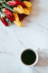 Kubek kawy i tulipany 
