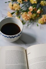 Czytanie książki z kawą