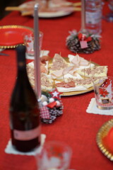Tavola imbandita con decorazioni Natalizie